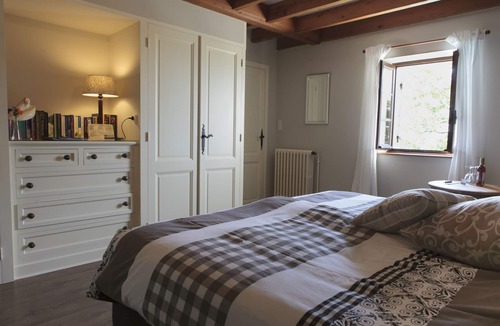 Savignac-de-Duras Bed & Breakfast | Maison à votre santé, room Vue de château, B&B close to Saint-Emilion, Bordeaux