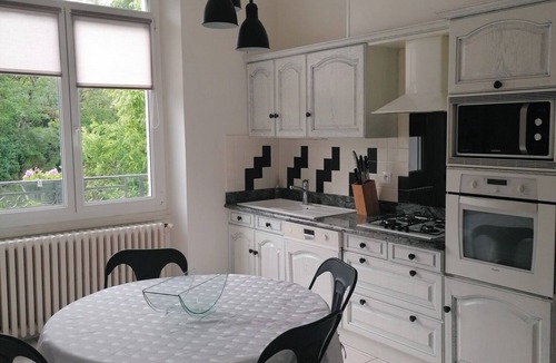 Castres House | Maison Calme et Tranquille Avec Terrasse, Jacuzzi et Climatisation aux Chambres