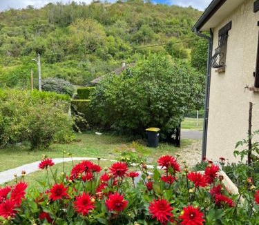 Vezillon House | Maison chaleureuse dans un écrin de verdure