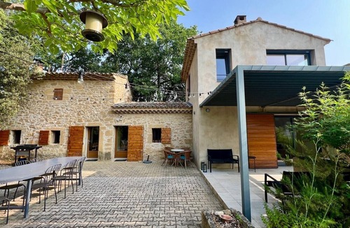 Lauris House | Maison des Vignes: Swimming pool and charm in Lauris