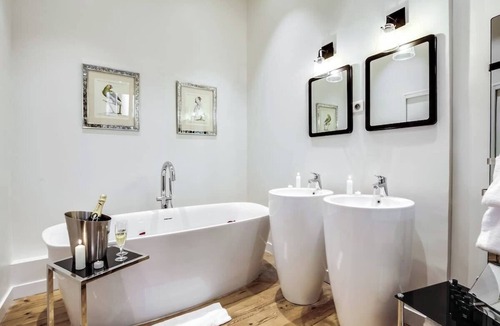 Bordeaux City Centre Apartment | Maison Ingwë - Charming 3-room apartment for 6 people Place Gambetta
