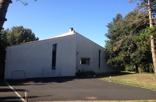 Saint-Jean-de-Liversay Villa | Maison Tout Confort Avec Piscine et Terrain de Tennis Dans le Marais Poitevin