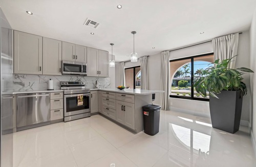 Miami Gardens House | Miami Lakefront Paradise with Resort Style Pool and Spa 6BR