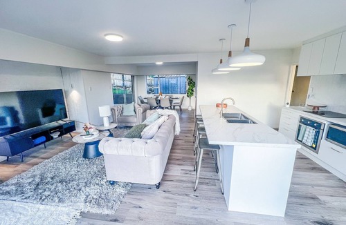 Pakuranga House | Modern 6BR Group Retreat | Sleeps 13 Free Parking Deck