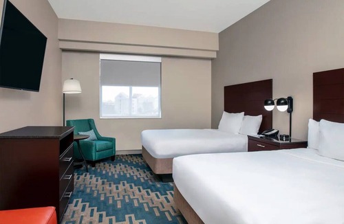 Dania Beach Hotel | Modern Comfort: 4 Units. Onsite Pool. Parking. Short Drive to Port Everglades!