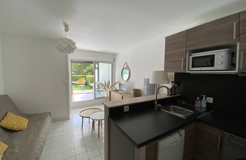Le Couchant Apartment | Modern studio 150 m from the sea with large terrace and garden