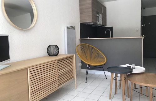 Le Couchant Apartment | Modern studio 150 m from the sea with large terrace and garden