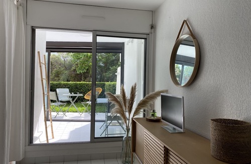 Le Couchant Apartment | Modern studio 150 m from the sea with large terrace and garden