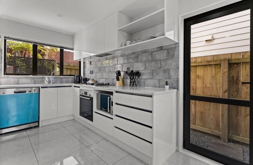 Papatoetoe House | Modern Townhouse with Parking nr Airport & Manukau