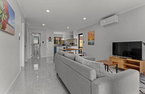 Papatoetoe House | Modern Townhouse with Parking nr Airport & Manukau