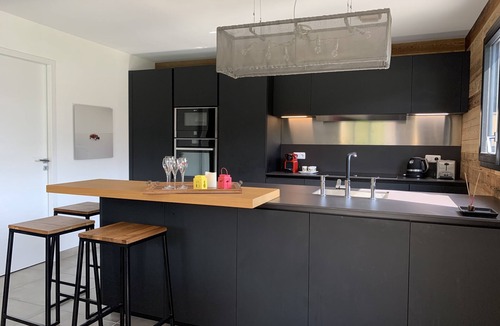 Saint-Jorioz House | New house between Lake Annecy and the mountains, near the center of a residential area.