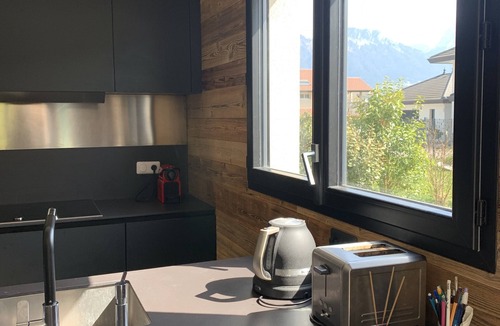 Saint-Jorioz House | New house between Lake Annecy and the mountains, near the center of a residential area.