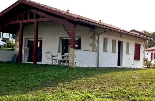 Espelette House | NEW Riverside air conditioned calm enclave