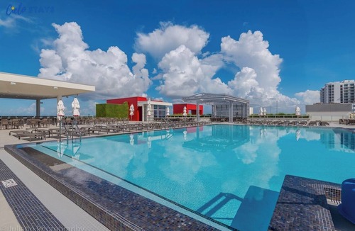 Hollywood Condo | Ocean Breeze Studio · Private Balcony · Rooftop Pool