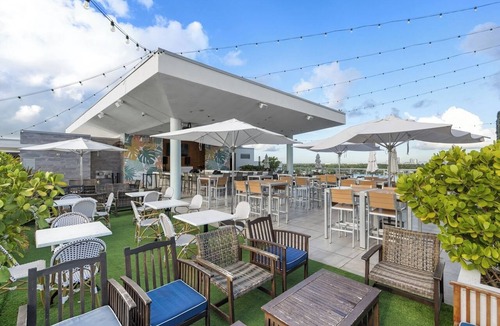 Hollywood Condo | Ocean Breeze Studio · Private Balcony · Rooftop Pool