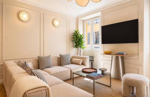 Old Town Apartment | Old Nice - Luxury new 5BR - Sleeps 12 - AC