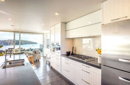Oneroa House | Oneroa Luxury Waterfront - Sea Views Near Village