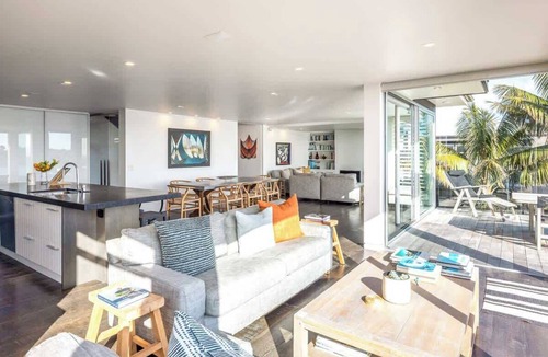Oneroa House | Oneroa Luxury Waterfront - Sea Views Near Village
