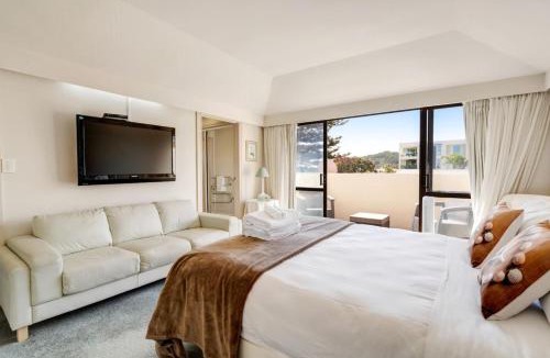 Orewa House | Orewa Beachside Escape - Backyard & BBQ