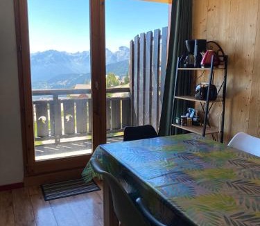 Montgellafrey Apartment | Plein sud, grande pièce de vie, vue imprenable sur les montagnes et parking couvert privé