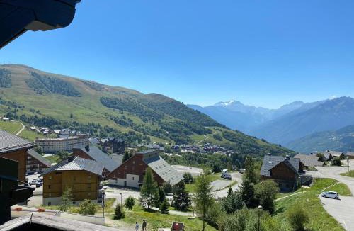 Montgellafrey Apartment | Plein sud, grande pièce de vie, vue imprenable sur les montagnes et parking couvert privé