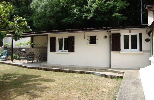 Civray Cottage | Private cottage with it's own fishing & pet friendly!