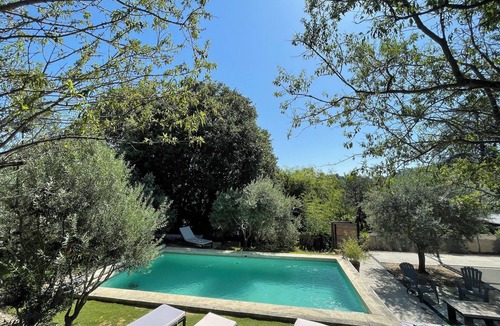 Lourmarin House | Provencal house in a green setting downtown view of the dovecote