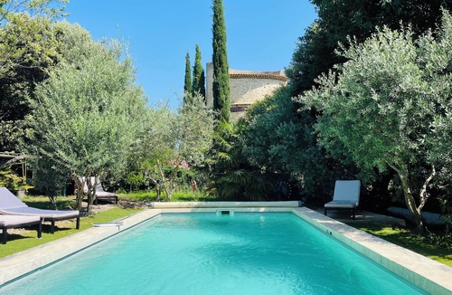 Lourmarin House | Provencal house in a green setting downtown view of the dovecote