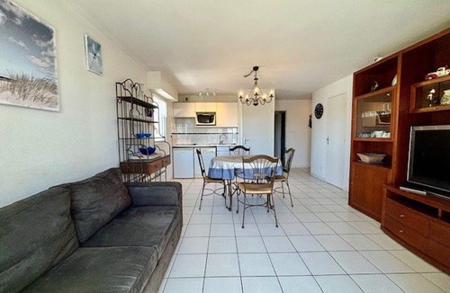 Quiberon Apartment | Quiberon Center 3-Room Apartment, 48m², 20m from Beach, Pet Friendly, Parking, Loggia
