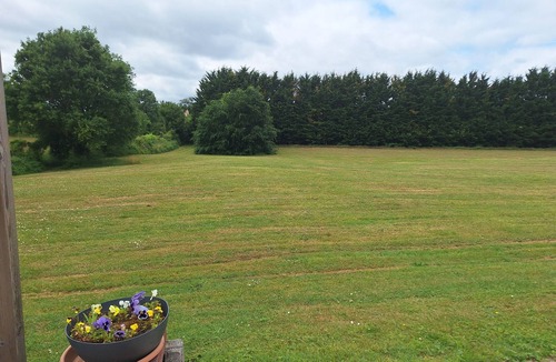 Lavoux House | Quiet country cottage with small fishing pond