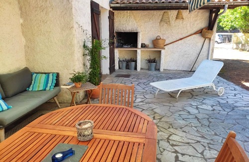 Piraillan Villa | Quiet family villa with enclosed garden, near ocean and bay, sleeps 8