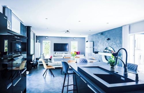 Pourcieux Villa | Quiet villa with swimming pool, Jacuzzi, boules court, 25 min from Aix en Provence.