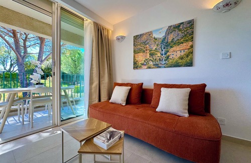 Greoux-les-Bains Apartment | Résidence ALBIZIA ★ Swimming pool & Parking ★ Opposite the Château ★ Thermal baths ★ Renovated 2026