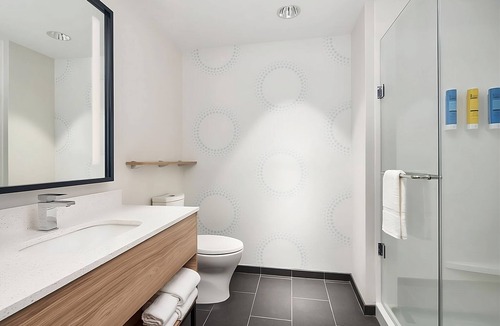 Dania Beach Hotel | Rare Find, Close to Tigertail Lake Park! Breakfast Included!