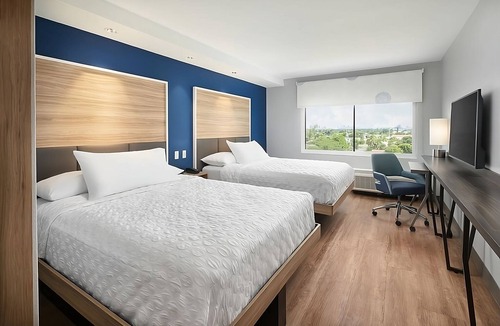 Dania Beach Hotel | Rare Find, Close to Tigertail Lake Park! Breakfast Included!