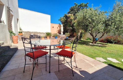 Aigues-Vives Apartment | Remi's apartment, garden and jacuzzi