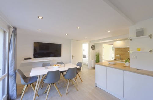 Le Penon House | Renovated semi-detached villa - sleeps 8 - Beach walk