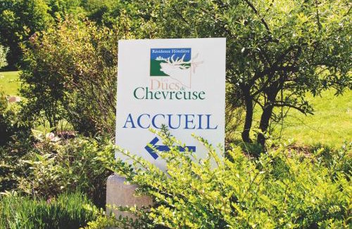 Chevreuse Apartment | Residence Hotel Les Ducs De Chevreuse avec Hébergement, Repas & PDJ, Séminaire, Bureau & Parking