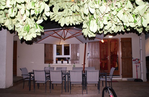 Treves House | Riverfront house with swimming pool and magnificent view of the mountains and cliffs.