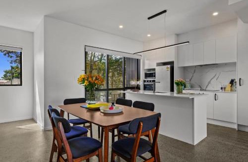 Otahuhu House | Riverside Modern Abode with 2 Aircons and Parking