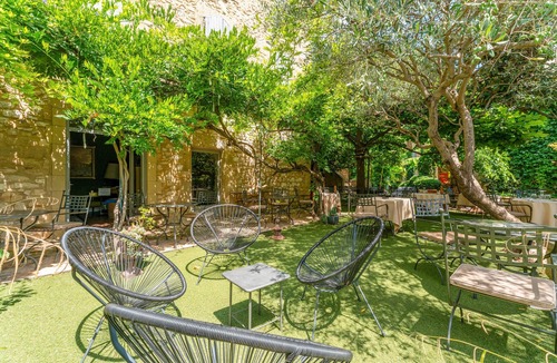 Collias Apartment | Room 'Chambre 10' with Shared Pool, Wi-Fi and Air Conditioning