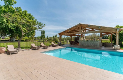 Saint-Andiol Apartment | Room 'Octavie' with Shared Garden, Wi-Fi and Air Conditioning