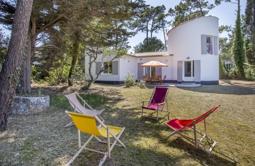 La Flotte Villa | Sea-face villa with a sprawling sea view terrace with direct access to the shore