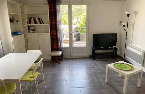 Pignan Apartment | Self-contained apartment in the heart of the garrigues. Spa garden. pets allowed