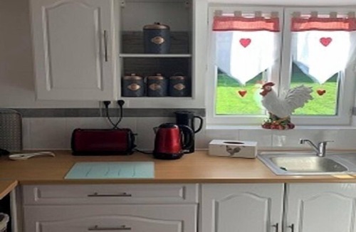 Rouelle Cottage | 'SERENDIPITY' Charming 2-bedroom cottage in lovely Domfront en Poiraie with WiFi