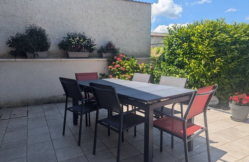 Champigny-sous-Varennes Cottage | Serene Getaway: Spacious Home with Terrace, Near Nature & Historical Sites