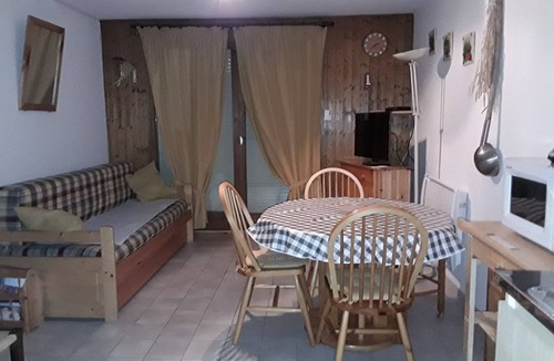 Station de Drouzin le Mont Apartment | Ski-In/Ski-Out Duplex: Balcony, Parking, Steps from Gondola/Button