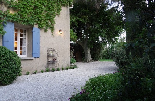 Eyragues Cottage | Small Loft in 17th century farmhouse, private heated pool, St Rémy de Provence, classified 3*.
