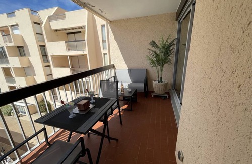 La Faviere Apartment | SPACIOUS 2 BEDROOM APARTMENT, PORT VIEW