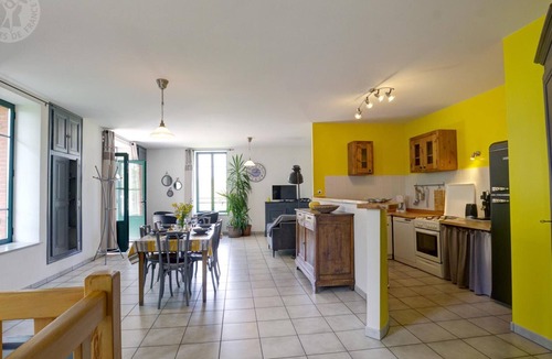 Saint-Just-la-Pendue Cottage | Spacious countryside home with jacuzzi, sauna and outdoor games